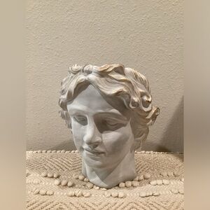 Large Gabriella Statue Planter